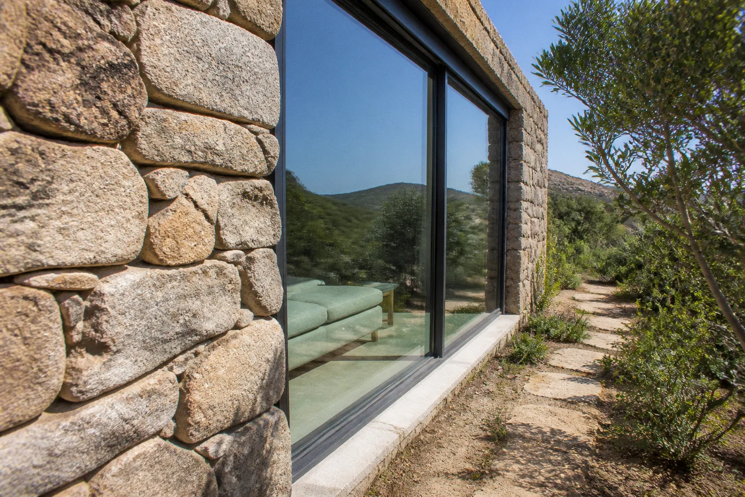 Bergerie corse restaurée : la métamorphose en villa de luxe