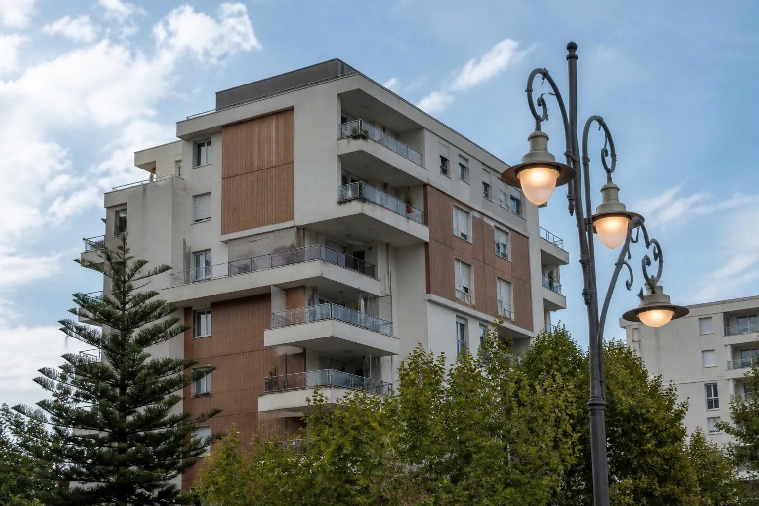 Immobilier en Corse : pourquoi les derniers étages perdent de leur superbe face aux canicules