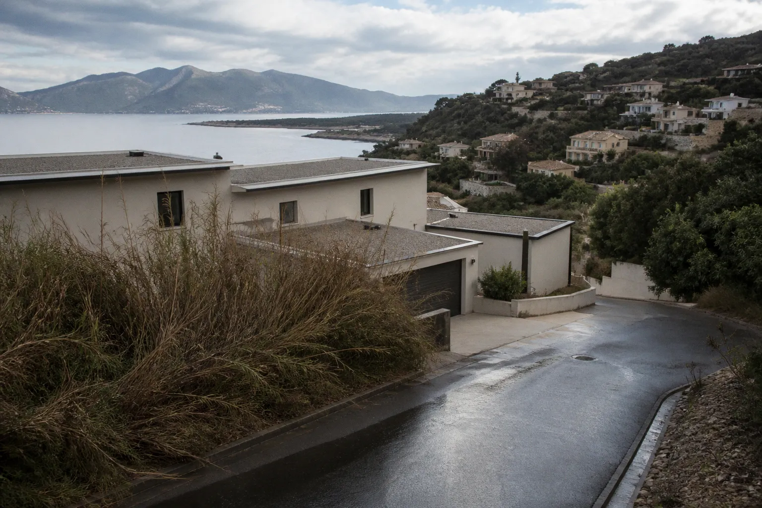 Marché immobilier en Corse : analyse du repli foncier et des nouvelles tendances