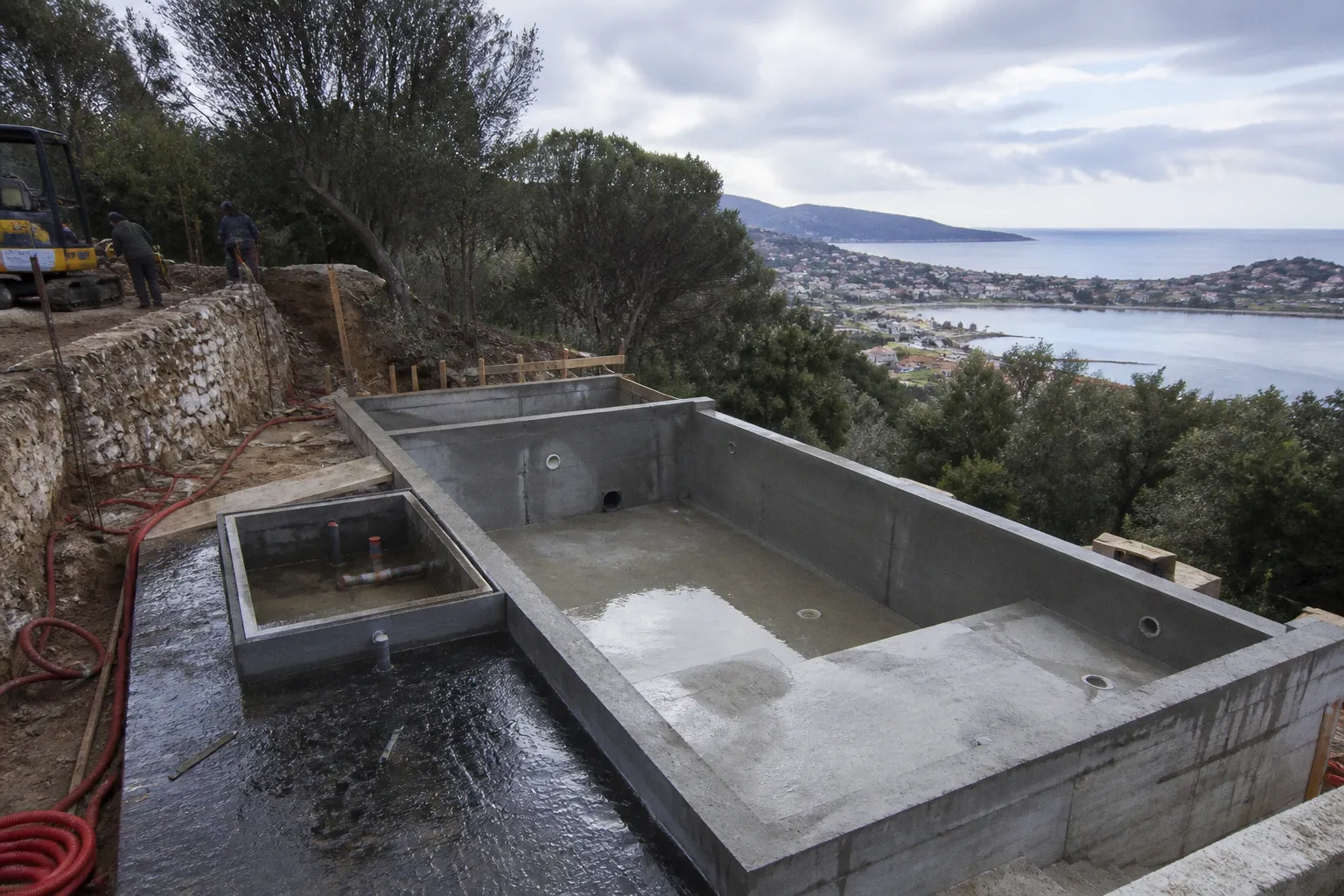 Piscine à débordement en Corse : projet sur terrain en pente